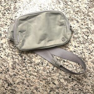 Lululemon everywhere belt bag- Grey